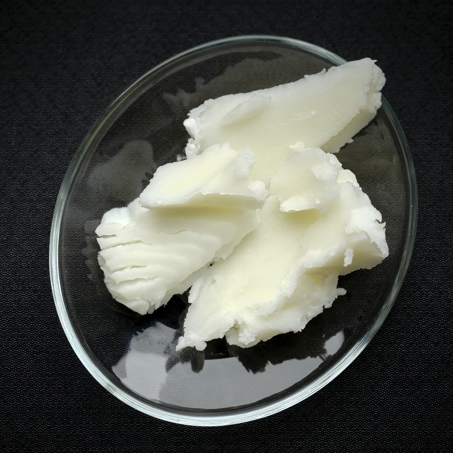 Raffiniertes Babassuöl als weißlicher Rohstoff für Seifen und selbst gemachte Kosmetik