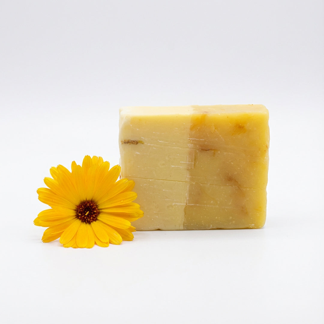 Handgefertigte Calendula Seife mit Ringelblumenblüten, Olivenöl und Sheabutter