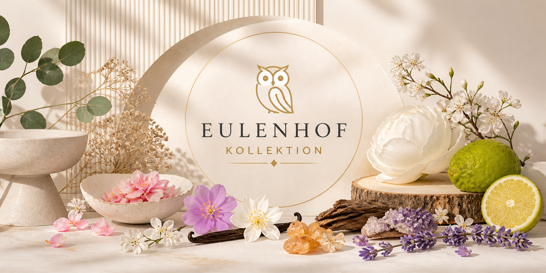 Elegantes Bannerbild für die Eulenhof Kollektion mit natürlicher Duftwelt aus Blüten, Zitrusfrucht, Vanille, Lavendel, Holznoten und warmen Harzen in heller Manufaktur Ästhetik