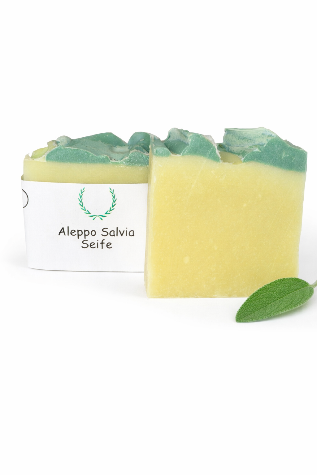 Handgemachte Aleppo Salbei Naturseife mit Salbeiblatt auf weißem Hintergrund