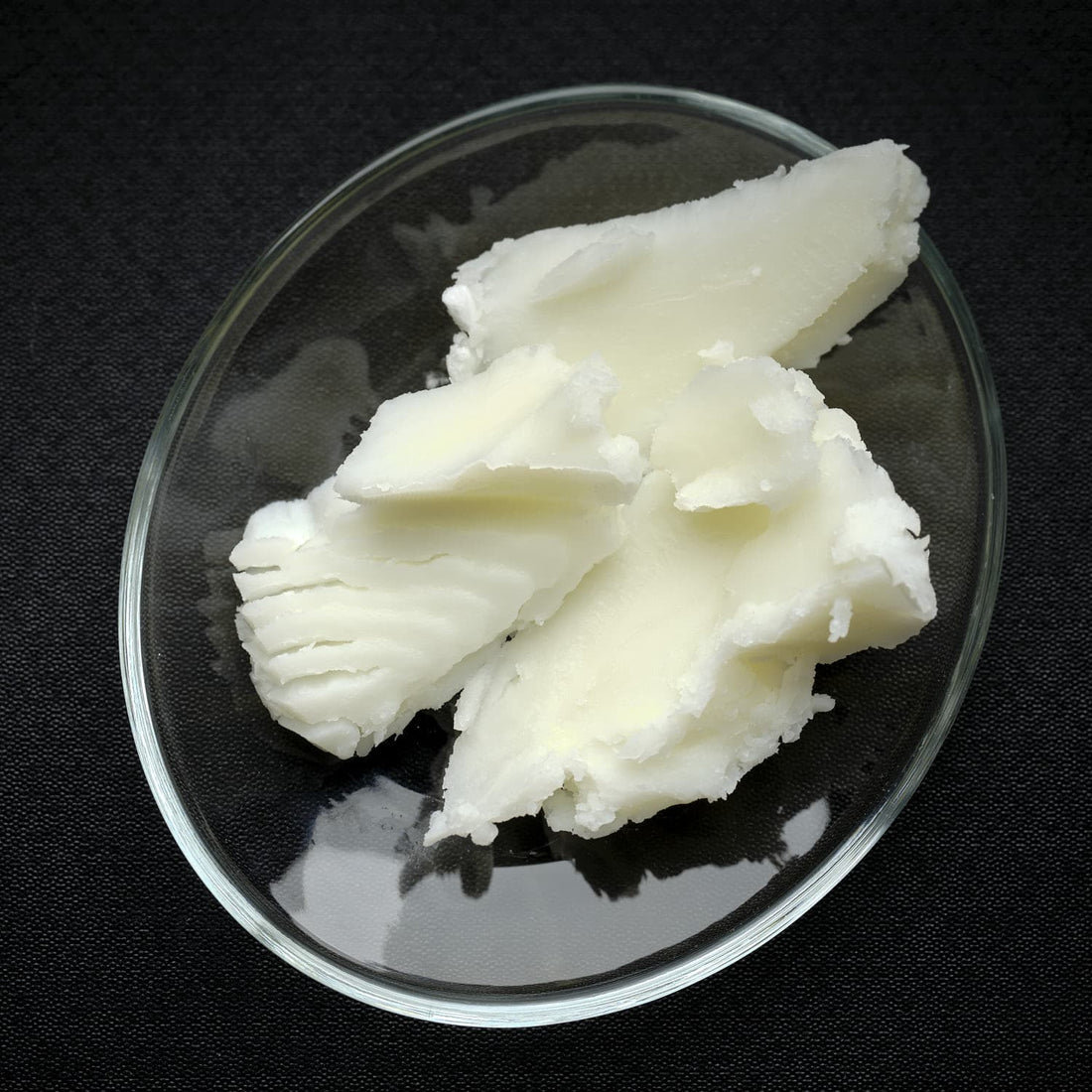 Raffiniertes Babassuöl als weißlicher Rohstoff für Seifen und selbst gemachte Kosmetik