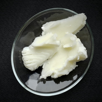 Raffiniertes Babassuöl als weißlicher Rohstoff für Seifen und selbst gemachte Kosmetik
