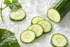 Frisches Duftbild mit Gurkenscheiben, Eis und Wassertropfen auf hellem Hintergrund für Cucumber fragrance oil