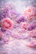 Rosa und fliederfarbene Blüten mit zarten Blütenblättern und funkelnden Kristallen auf hellem Hintergrund als Duftbild für ein romantisch-florales Parfümöl