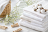 Helles Duftbild mit gefalteter weißer Wäsche, Baumwolle und zarten weißen Blüten auf hellem Hintergrund für Fresher Linen Fragrance oil