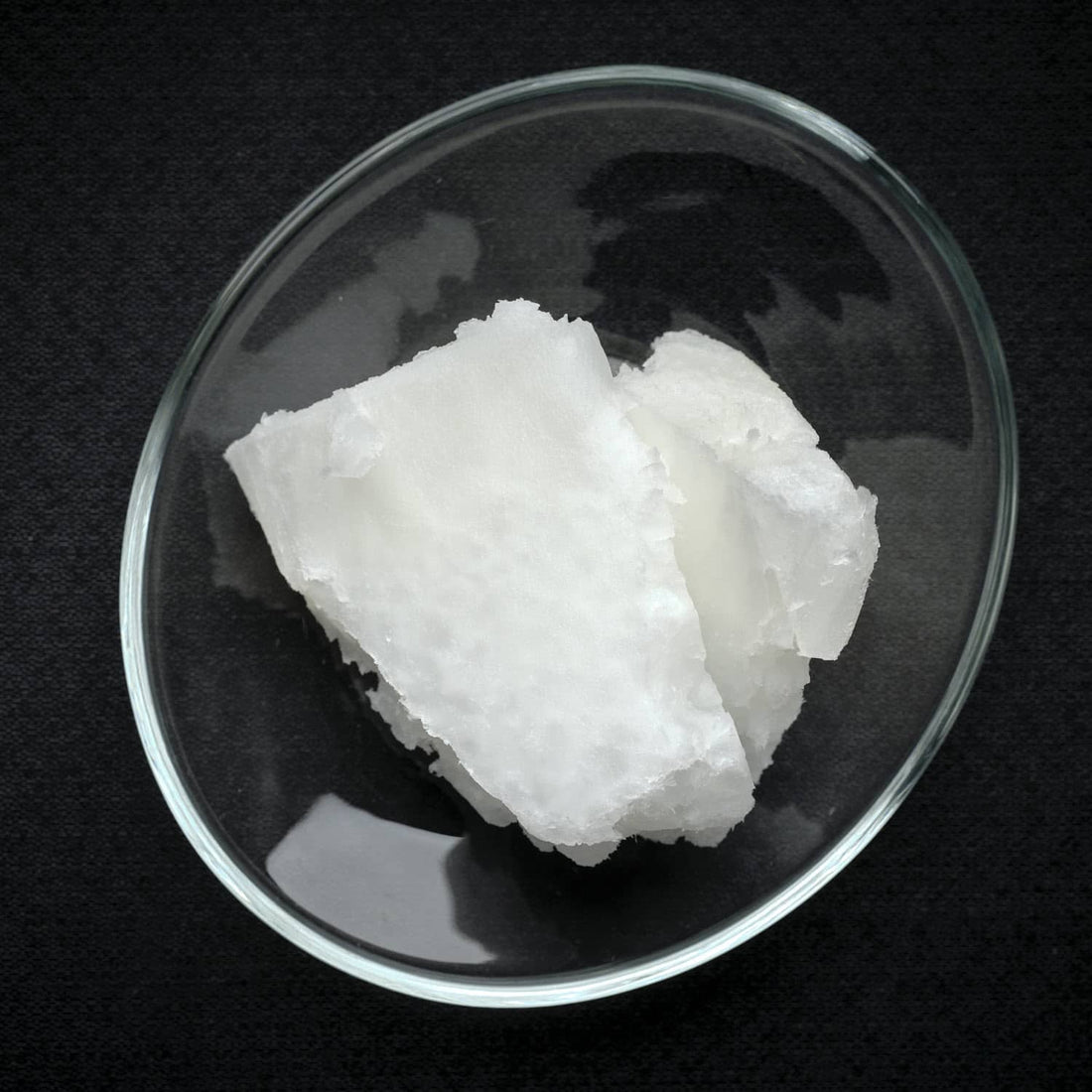 Schneeweißes natives Bio-Kokosöl als Rohstoff für Seifen und Kosmetik
