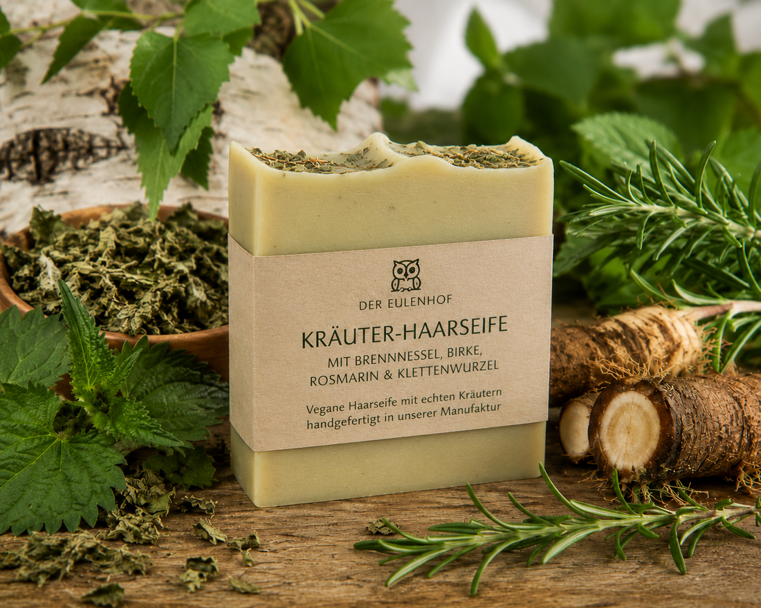 Handgefertigte Kräuter-Haarseife mit Brennnessel, Birke, Rosmarin und Klettenwurzel von Der Eulenhof