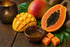 Tropisches Duftbild mit saftiger Mango, reifer Papaya und fruchtig-warmer Atmosphäre auf natürlichem Hintergrund für Mango Papaya Fragrance Oil