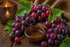 Fruchtiges Duftbild mit dunklen Muscadine-Trauben und natürlicher, saftig-warmer Atmosphäre auf rustikalem Hintergrund für Muscadine Fragrance Oil