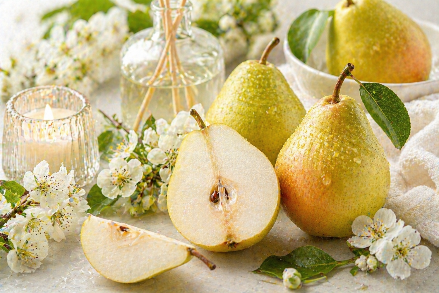 Helles Duftbild mit Birnen, Birnenblüten und frischen grünen Blättern auf hellem Hintergrund für Pear Fragrance oil