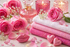 Romantisches Duftbild mit rosa Blüten, weichen Handtüchern und glitzernden Herzdetails auf hellem Hintergrund für Pink Kisses Fragrance oil