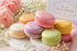 Zartes Duftbild mit bunten Pastell-Macarons und feinen Blüten auf hellem Hintergrund für Sweet Macarons Fragrance Oil